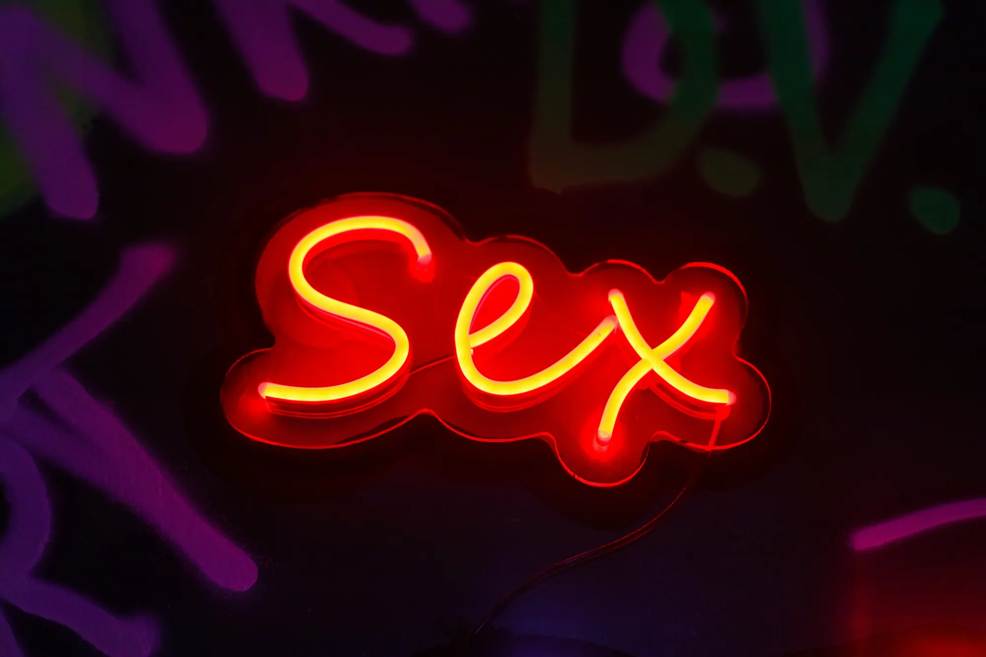 Rotes Neonschild mit dem Wort Sex